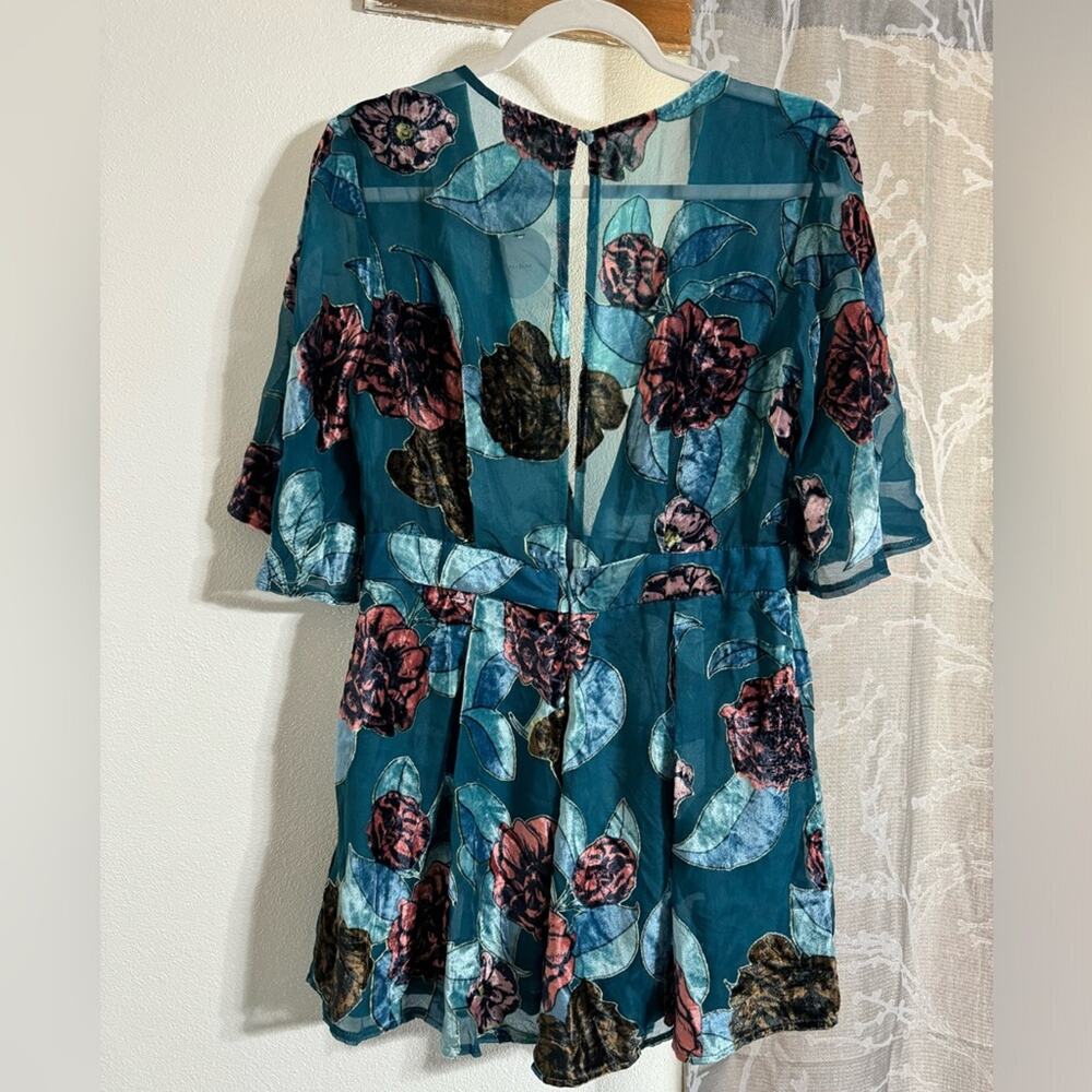 En Crème Floral Romper Plunge Neckline Keyhole Back